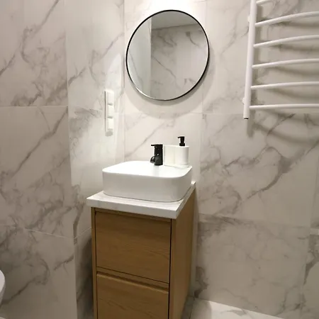 Flat For 2 Or 1 With Free Parking And Fast Wi-fi Апартаменты *