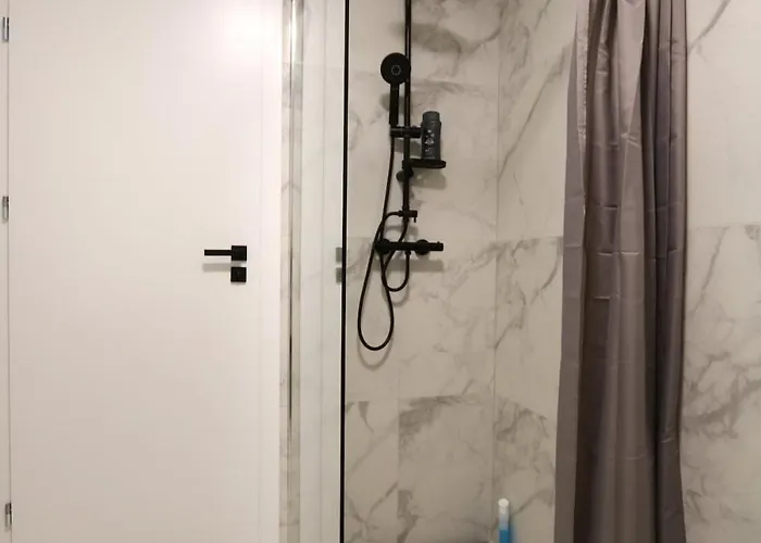 Flat For 2 Or 1 With Free Parking And Fast Wi-fi アパート